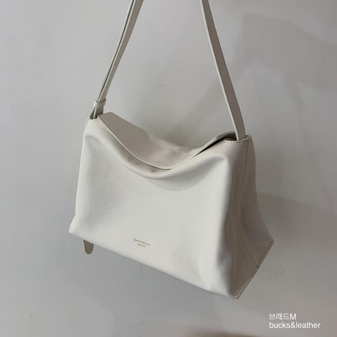 Mardi; mardi mercredi; 韓國代購;代購;korea; bag; leather; handbag; 牛皮;羊皮;手袋;皮袋;bucks & leather; fashion; 時裝; 韓國;正貨;正版;正品;韓國直送;代購直送;衛衣;hoodie; 東大門