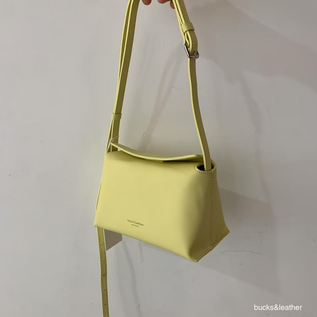 Mardi; mardi mercredi; 韓國代購;代購;korea; bag; leather; handbag; 牛皮;羊皮;手袋;皮袋;bucks & leather; fashion; 時裝; 韓國;正貨;正版;正品;韓國直送;代購直送;衛衣;hoodie; 東大門