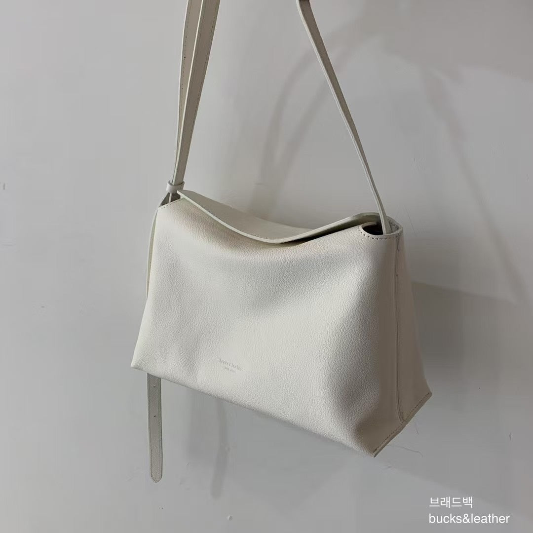 Mardi; mardi mercredi; 韓國代購;代購;korea; bag; leather; handbag; 牛皮;羊皮;手袋;皮袋;bucks & leather; fashion; 時裝; 韓國;正貨;正版;正品;韓國直送;代購直送;衛衣;hoodie; 東大門