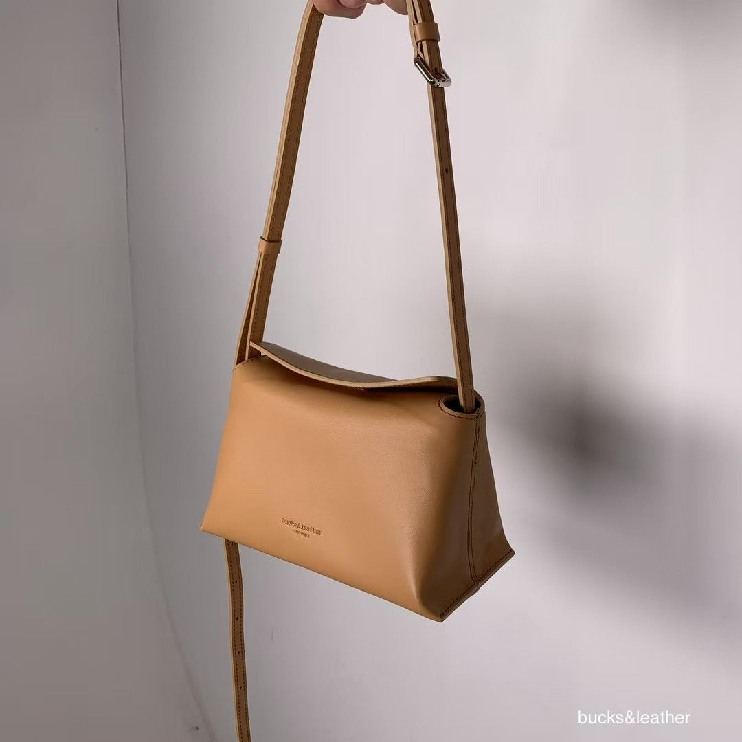 Mardi; mardi mercredi; 韓國代購;代購;korea; bag; leather; handbag; 牛皮;羊皮;手袋;皮袋;bucks & leather; fashion; 時裝; 韓國;正貨;正版;正品;韓國直送;代購直送;衛衣;hoodie; 東大門