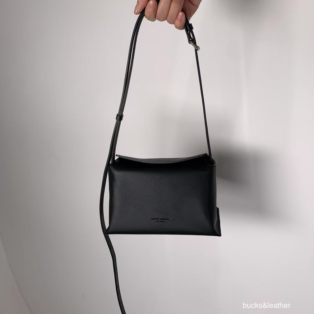 Mardi; mardi mercredi; 韓國代購;代購;korea; bag; leather; handbag; 牛皮;羊皮;手袋;皮袋;bucks & leather; fashion; 時裝; 韓國;正貨;正版;正品;韓國直送;代購直送;衛衣;hoodie; 東大門