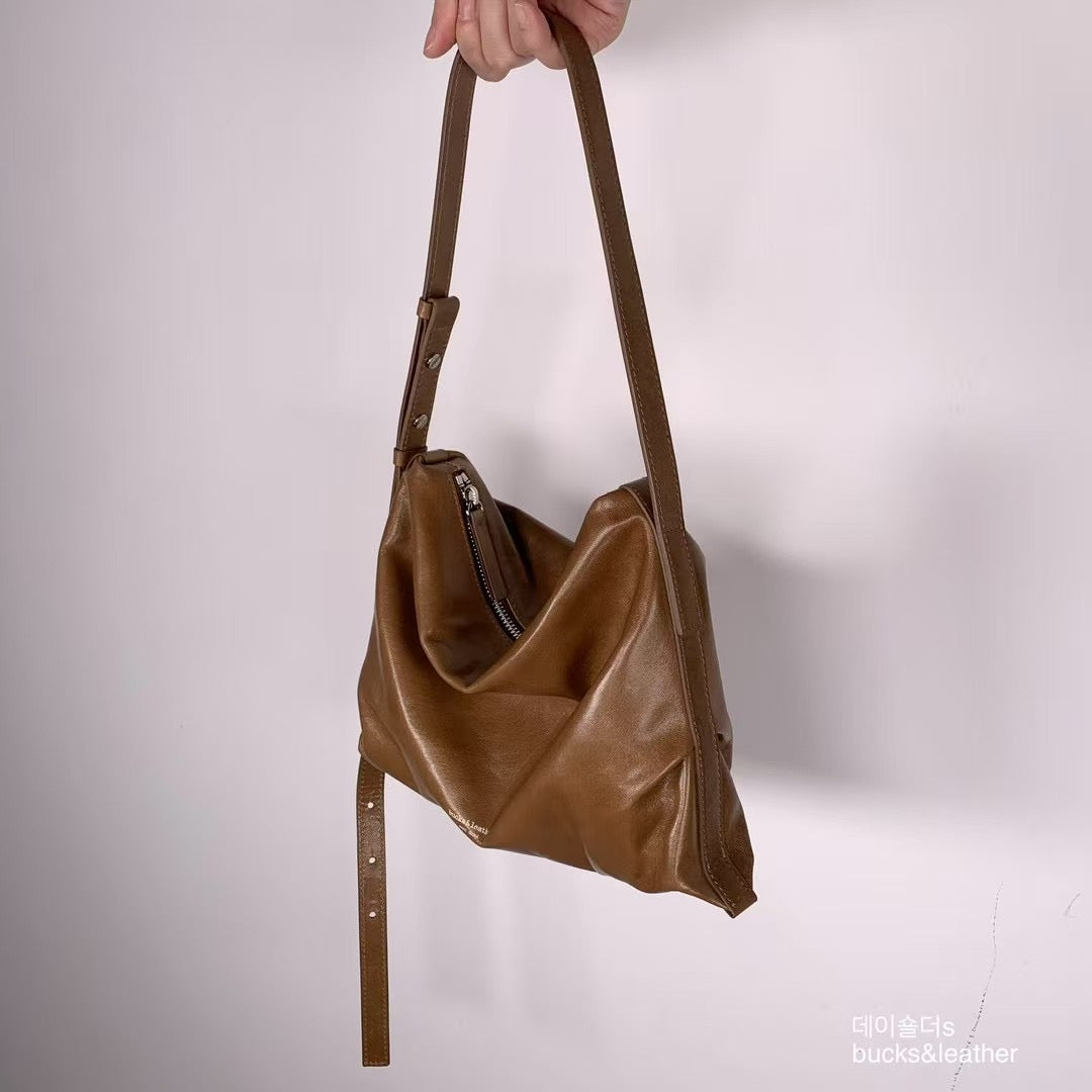 Mardi; mardi mercredi; 韓國代購;代購;korea; bag; leather; handbag; 牛皮;羊皮;手袋;皮袋;bucks & leather; fashion; 時裝; 韓國;正貨;正版;正品;韓國直送;代購直送;衛衣;hoodie; 東大門