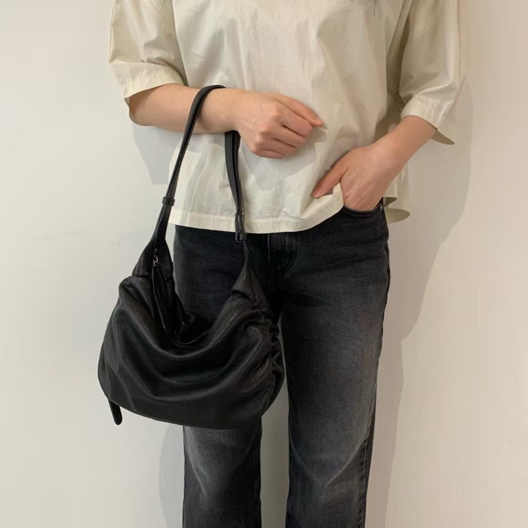 Mardi; mardi mercredi; 韓國代購;代購;korea; bag; leather; handbag; 牛皮;羊皮;手袋;皮袋;bucks & leather; fashion; 時裝; 韓國;正貨;正版;正品;韓國直送;代購直送;衛衣;hoodie; 東大門;韓國代購;韓國直送;韓國袋;韓國手袋;韓國製造;真皮手袋;牛皮袋;羊皮袋;korea; made in korea; 韓國正版