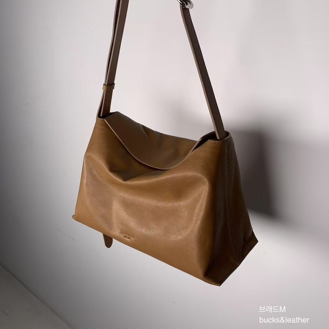 Mardi; mardi mercredi; 韓國代購；代購；korea; bag; leather; handbag; 牛皮；羊皮；手袋；皮袋；bucks & leather; fashion; 時裝； 韓國；正貨；正版；正品；韓國直送；代購直送；衛衣；hoodie; 東大門