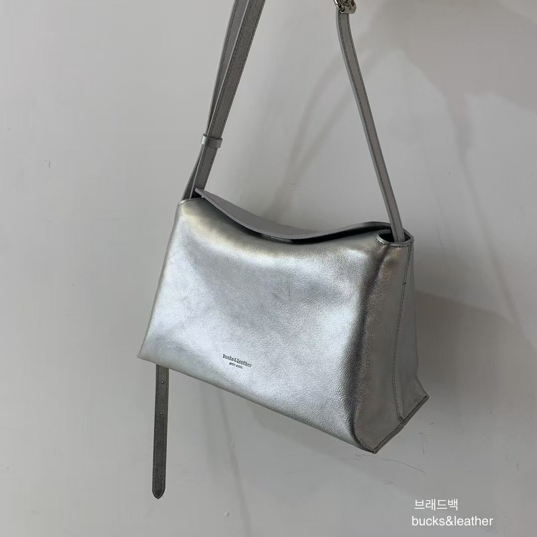 Mardi; mardi mercredi; 韓國代購；代購；korea; bag; leather; handbag; 牛皮；羊皮；手袋；皮袋；bucks & leather; fashion; 時裝； 韓國；正貨；正版；正品；韓國直送；代購直送；衛衣；hoodie; 東大門