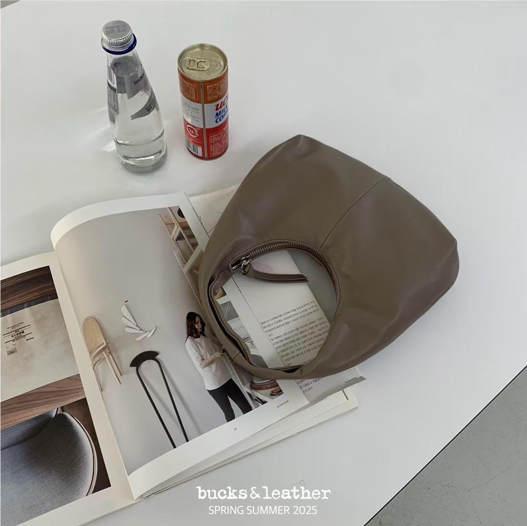 Mardi; mardi mercredi; 韓國代購；代購；korea; bag; leather; handbag; 牛皮；羊皮；手袋；皮袋；bucks & leather; fashion; 時裝； 韓國；正貨；正版；正品；韓國直送；代購直送；衛衣；hoodie; 東大門；韓國代購；韓國直送；韓國袋；韓國手袋；韓國製造；真皮手袋；牛皮袋；羊皮袋；korea; made in korea; 韓國正版