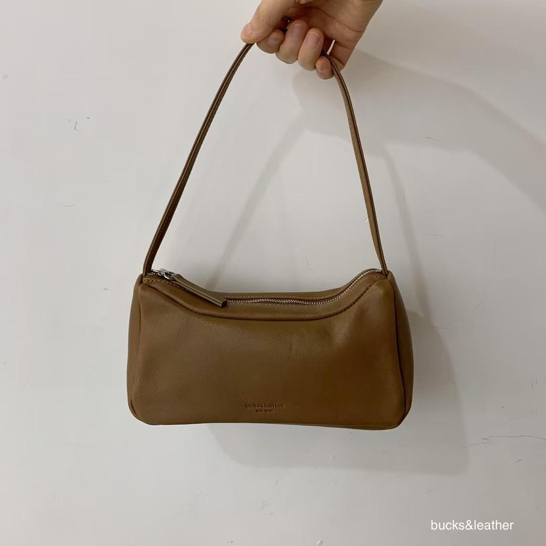 Mardi; mardi mercredi; 韓國代購；代購；korea; bag; leather; handbag; 牛皮；羊皮；手袋；皮袋；bucks & leather; fashion; 時裝； 韓國；正貨；正版；正品；韓國直送；代購直送；衛衣；hoodie; 東大門；韓國代購；韓國直送；韓國袋；韓國手袋；韓國製造；真皮手袋；牛皮袋；羊皮袋；korea; made in korea; 韓國正版